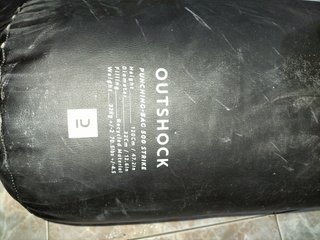 Saco de boxeo y guantes