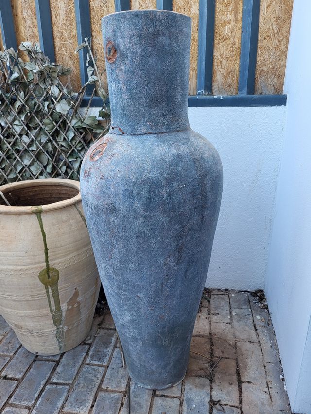 Macetero barro grande para jardín.