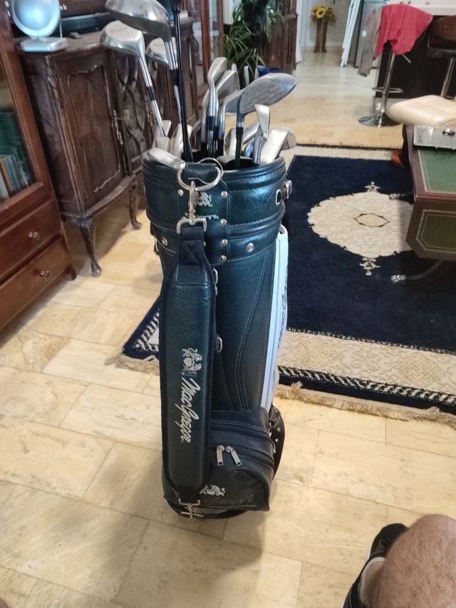 Bolsa mochila y palos de golf retro