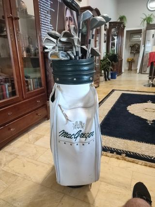 Bolsa mochila y palos de golf retro