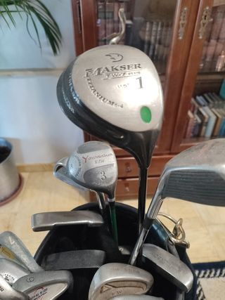 Bolsa mochila y palos de golf retro