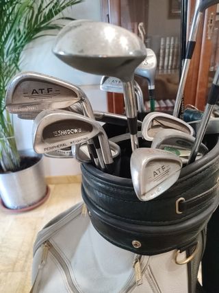 Bolsa mochila y palos de golf retro