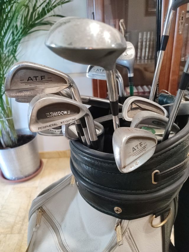 Bolsa mochila y palos de golf retro