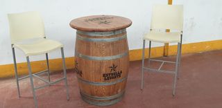 Mesa barrica con tablero