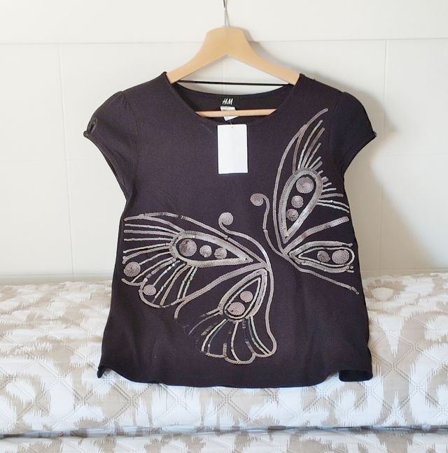 Camiseta negra mariposa plateada, H&M,