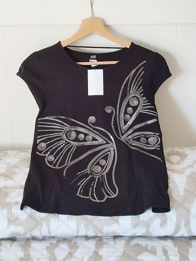 Camiseta negra mariposa plateada, H&M,