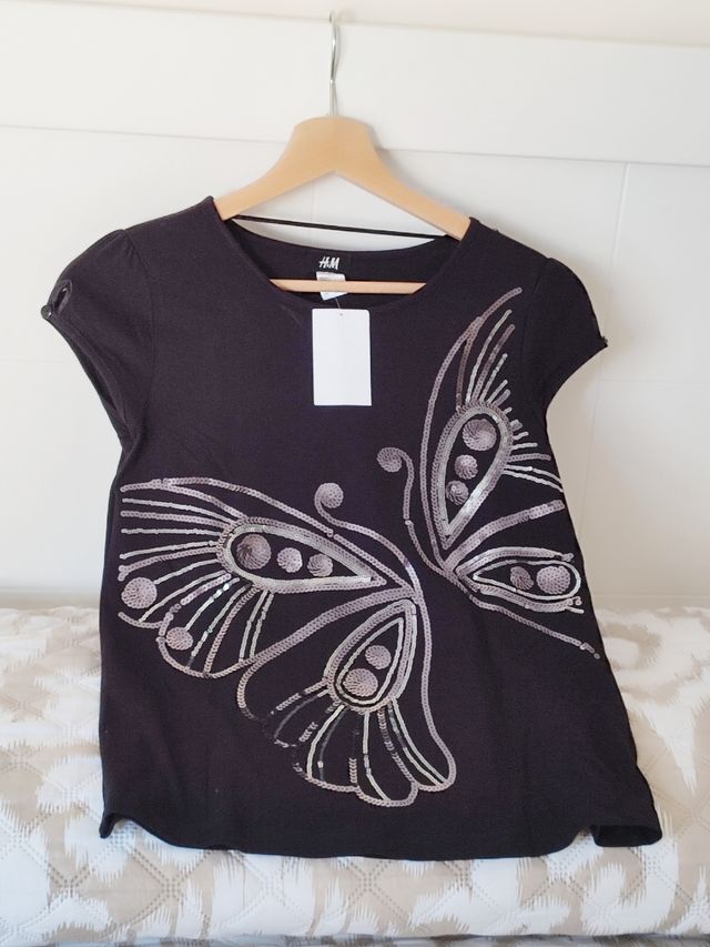 Camiseta negra mariposa plateada, H&M,