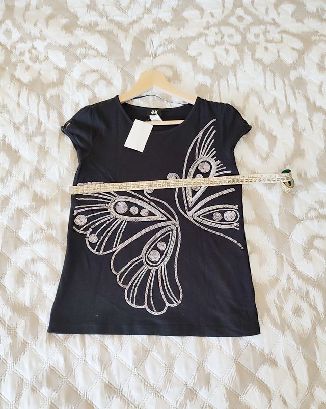Camiseta negra mariposa plateada, H&M,