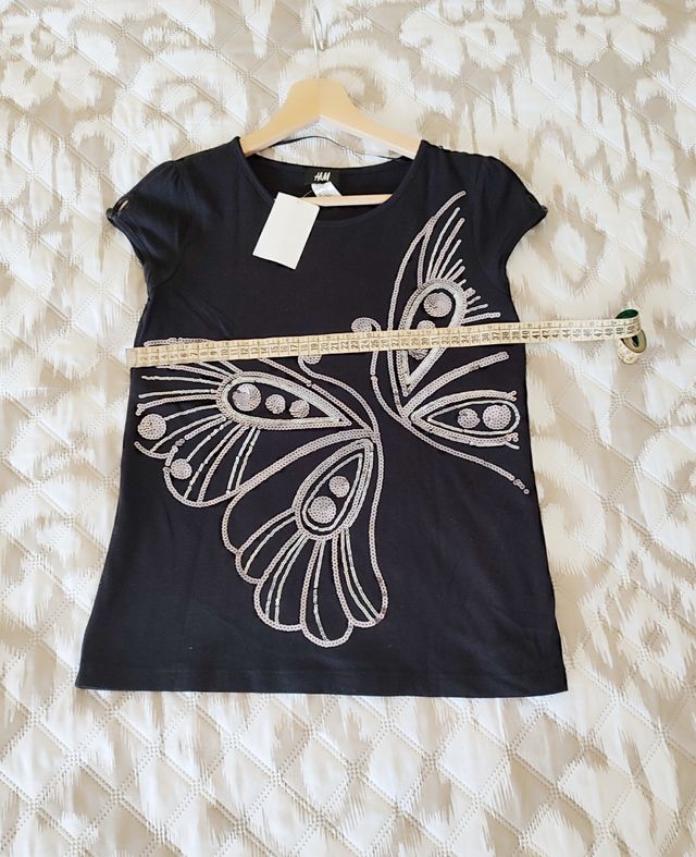 Camiseta negra mariposa plateada, H&M,