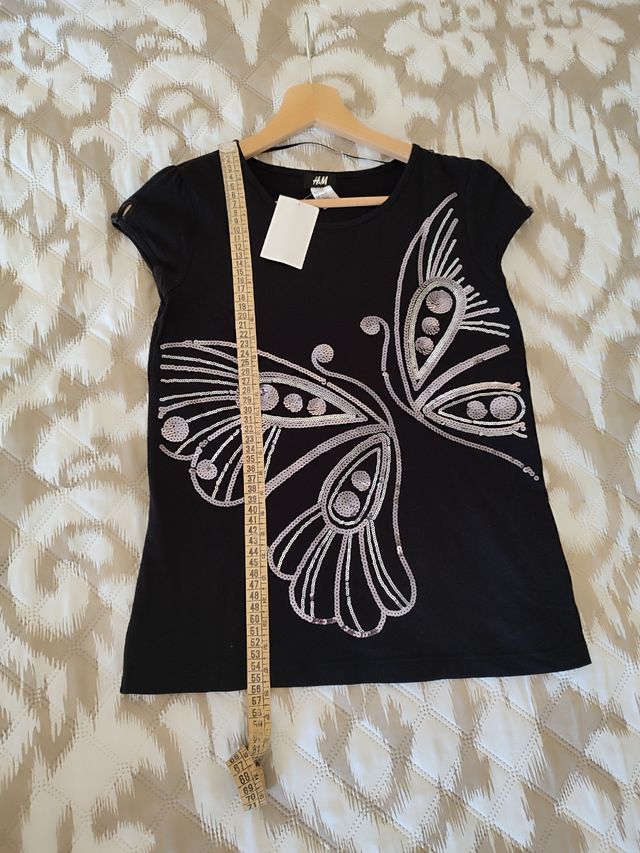 Camiseta negra mariposa plateada, H&M,