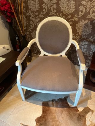 Sillon Isabelino blanco y tapizado gris 