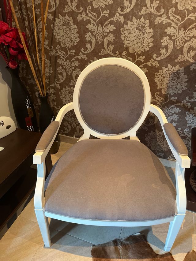 Sillon Isabelino blanco y tapizado gris
