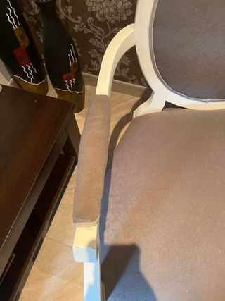 Sillon Isabelino blanco y tapizado gris 