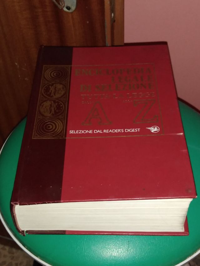 Volume Enciclopedia legale.