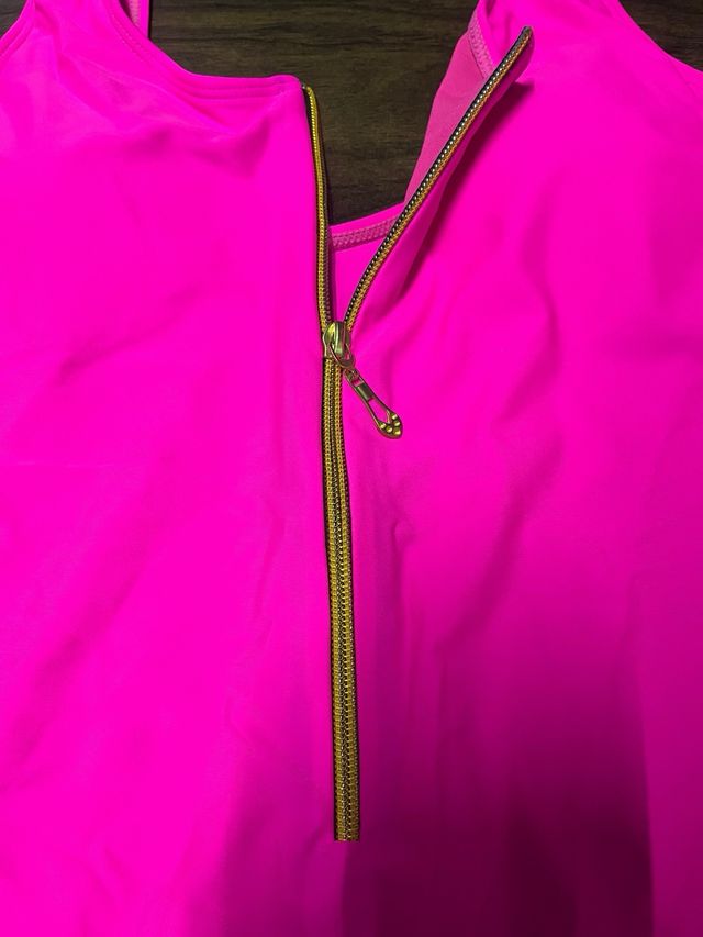 Bañador de una pieza fucsia. Trikini