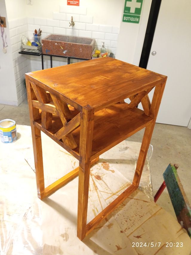 Mesita de noche hecha a mano. madera maciza