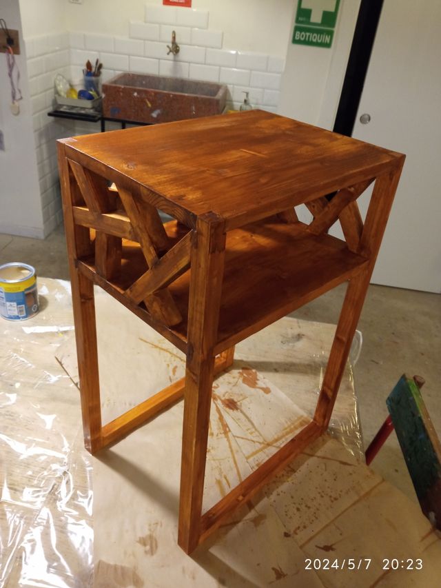 Mesita de noche hecha a mano. madera maciza