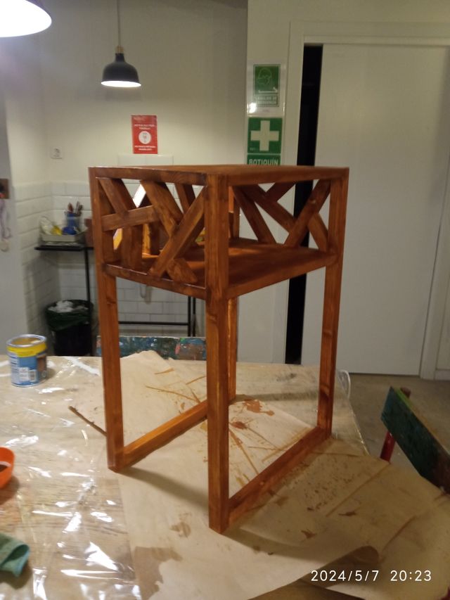 Mesita de noche hecha a mano. madera maciza