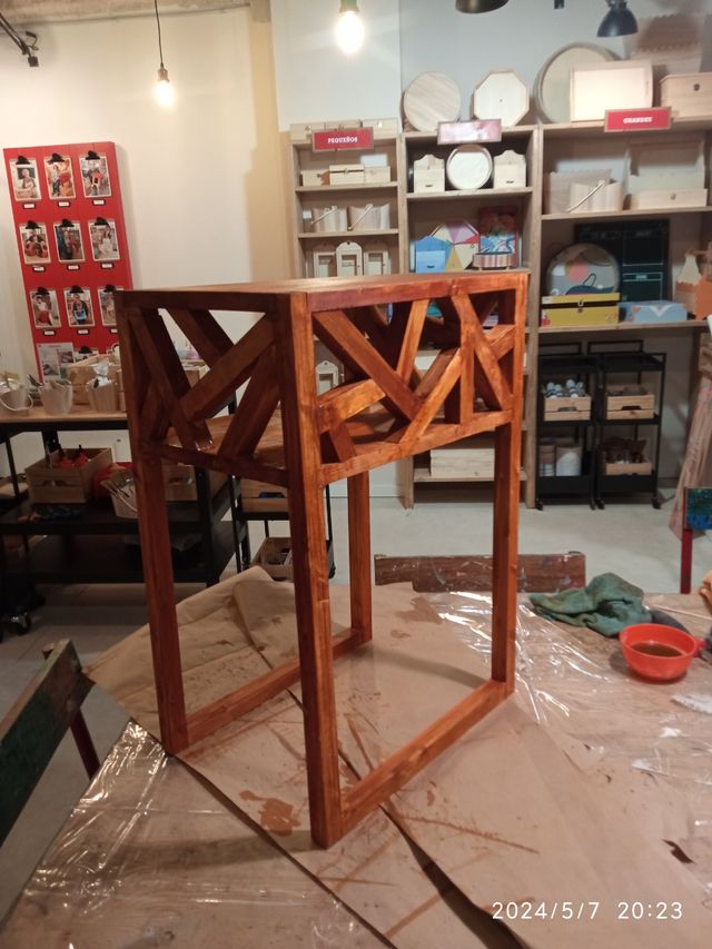 Mesita de noche hecha a mano. madera maciza