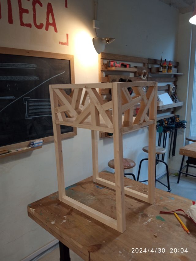 Mesita de noche hecha a mano. madera maciza