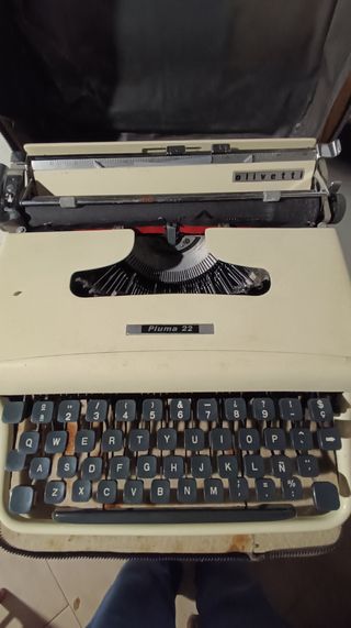 Maquina de escribir olivetti pluma 22