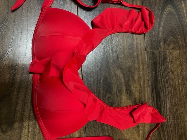 Bañador de 2 piezas color rojo. Bikini