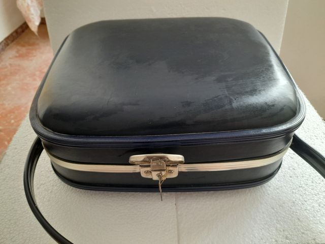 Maleta retro con llave