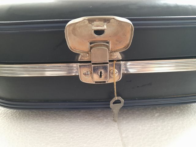 Maleta retro con llave