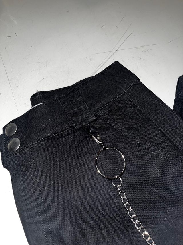 Vaquero cargo negro con cadena