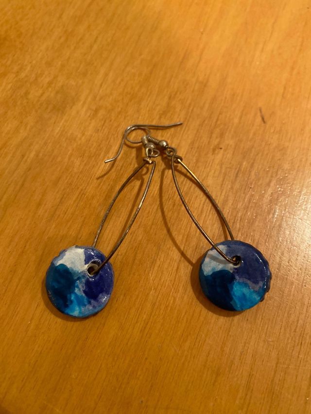 Pendientes de varios modelos, colores y tamaños