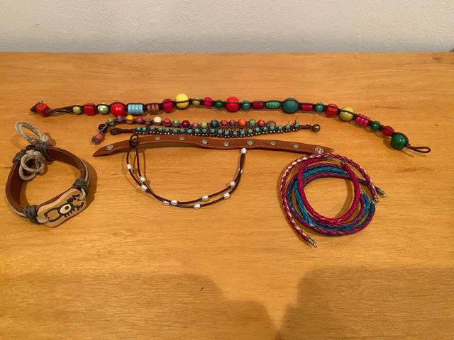 Pulseras de varios modelos, colores y tamaños