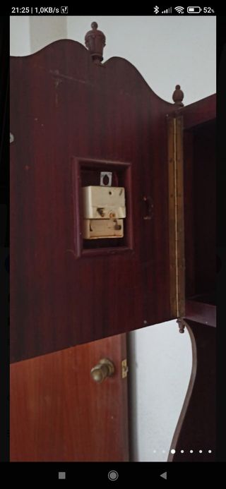 Reloj de pie con estanterías