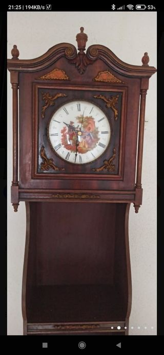 Reloj de pie con estanterías