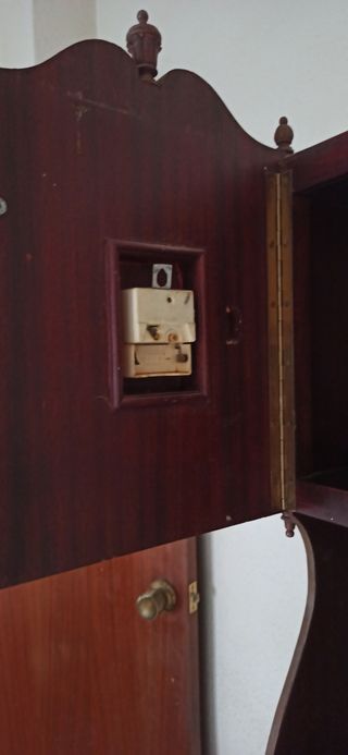 Reloj de pie con estanterías