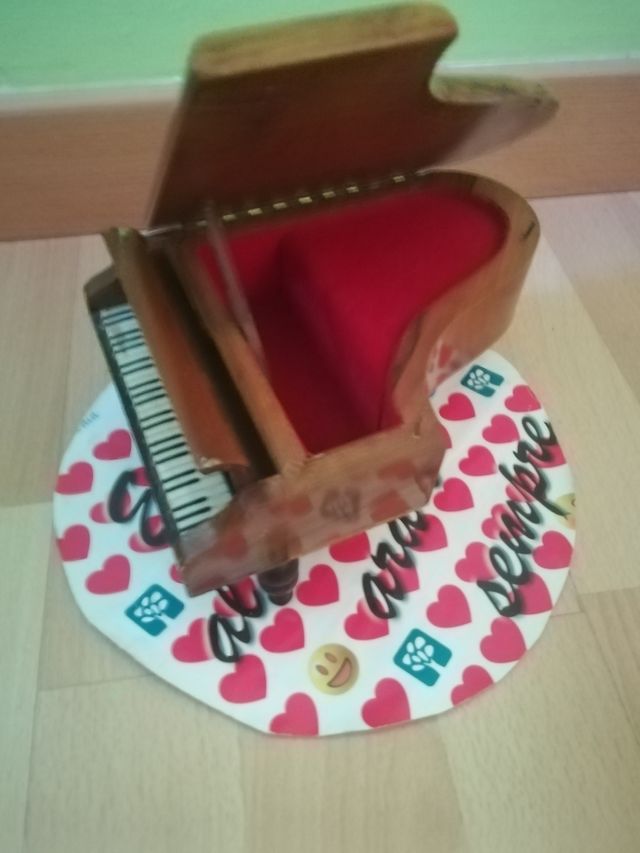 PIANO PEQUEÑO ANTIGUO CON MUSICA