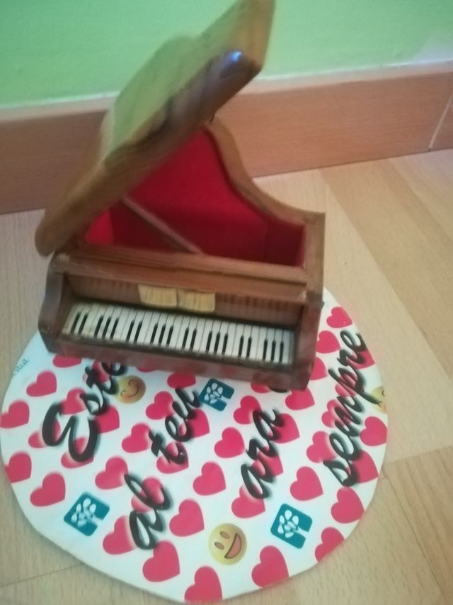PIANO PEQUEÑO ANTIGUO CON MUSICA