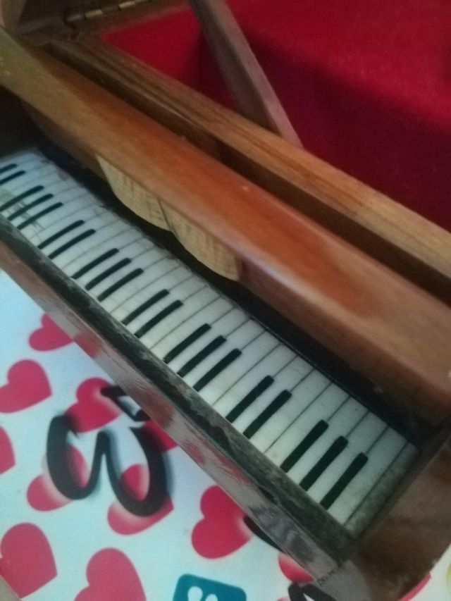PIANO PEQUEÑO ANTIGUO CON MUSICA