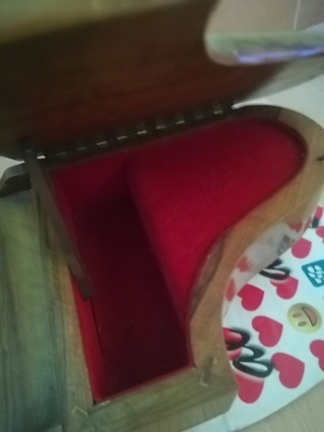 PIANO PEQUEÑO ANTIGUO CON MUSICA