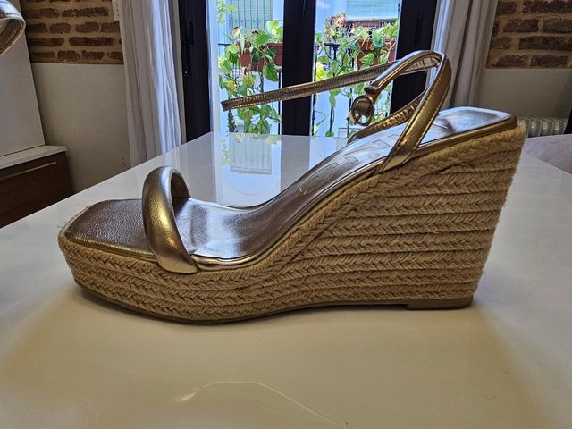 Cuñas esparto dorada talla 39