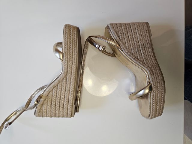 Cuñas esparto dorada talla 39