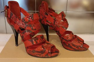 Tacones de serpiente rojo