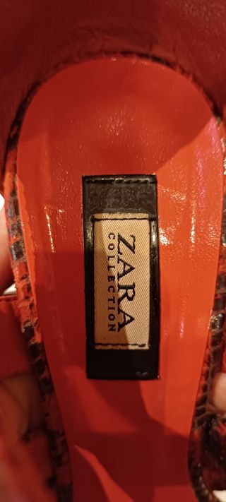 Tacones de serpiente rojo