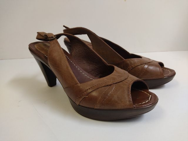 Sandalias piel marrón