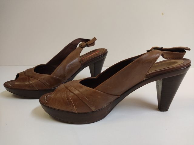 Sandalias piel marrón