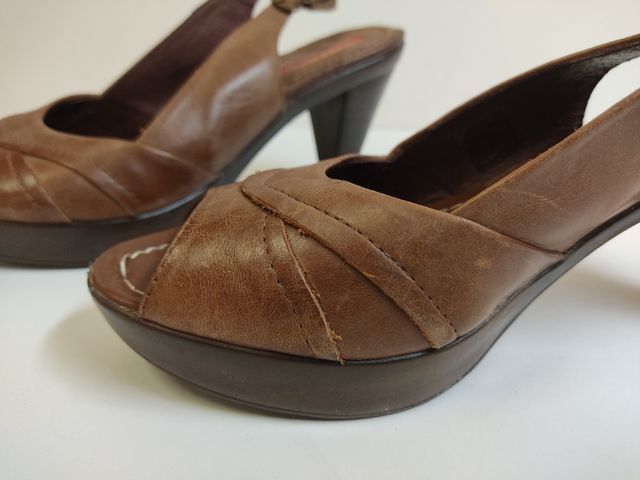 Sandalias piel marrón