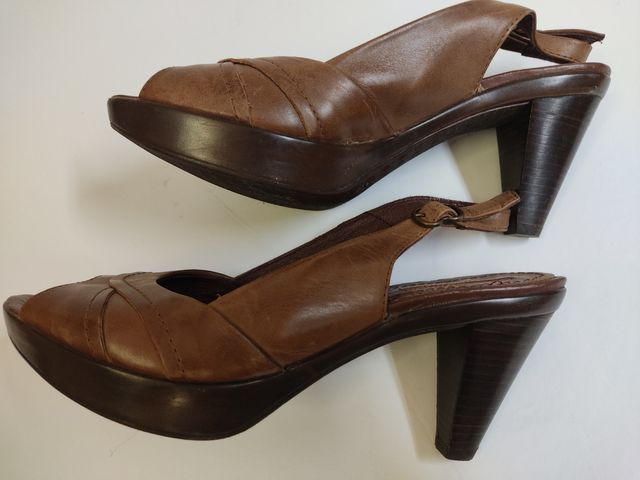 Sandalias piel marrón