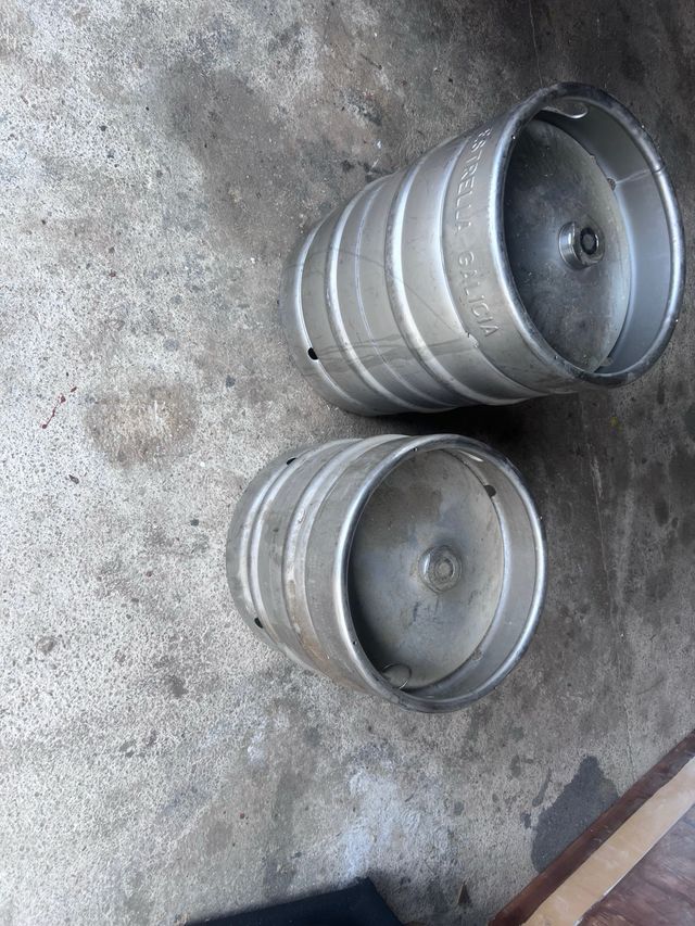 Bidones de cerveza vacios