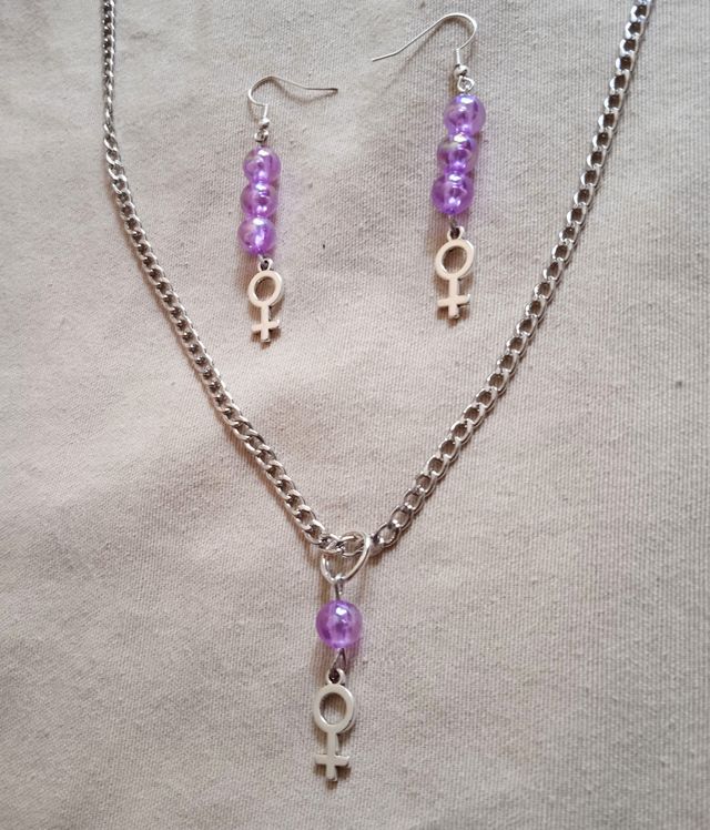 Conjunto feminista lila