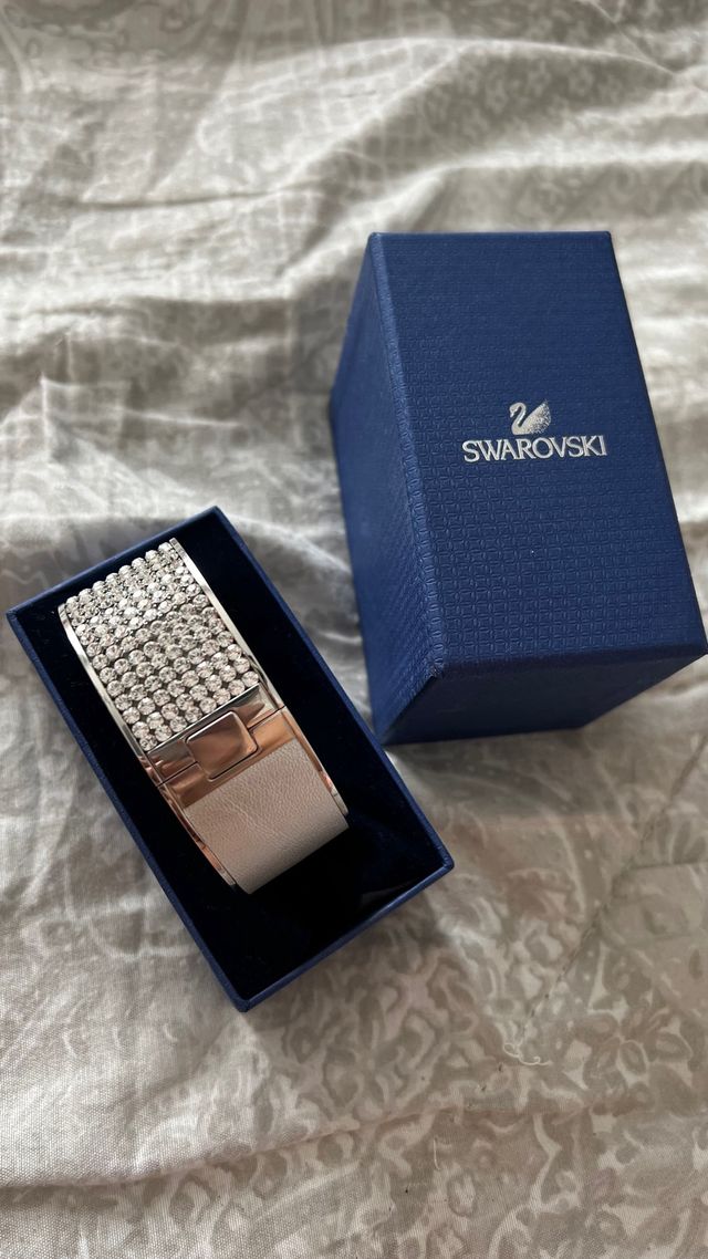 Brazalete Swarovski plateado nuevo