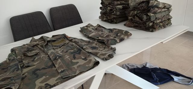 chaquetas y pantalones militares.Talla 40.